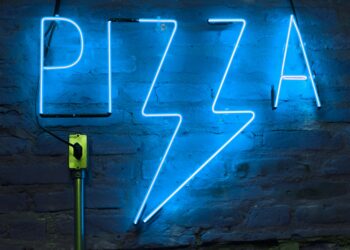 Pizza Hut and Yeastie Boys Collaborate on Exciting New York-Style Pizza Bagel – Discover How to Snag Yours for Free!